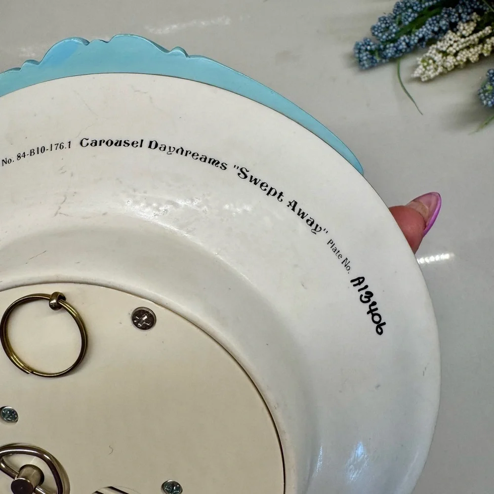 Bradford Exchange 1994 Carousel
Daydreams Swept Away Musical motion plate - Picture 4 of 4